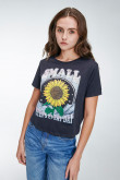 Camiseta básica manga corta estampada flores.