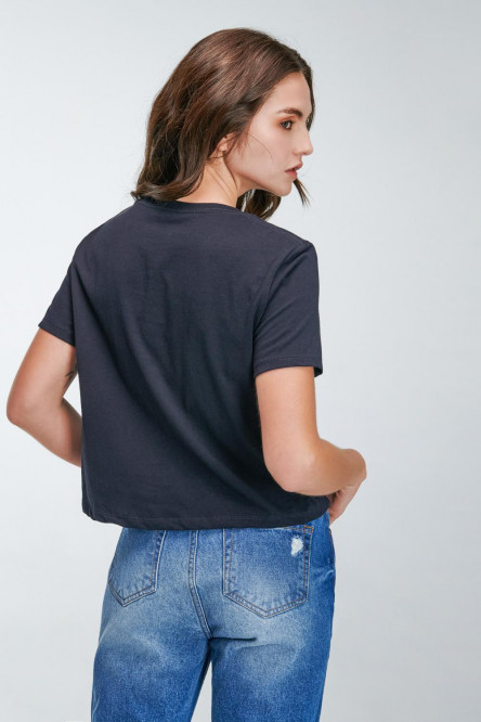 Camiseta básica manga corta estampada flores.