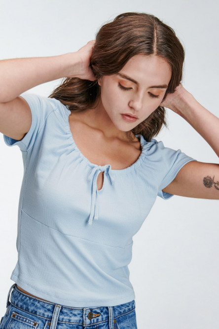 Camiseta manga corta con escote en frente