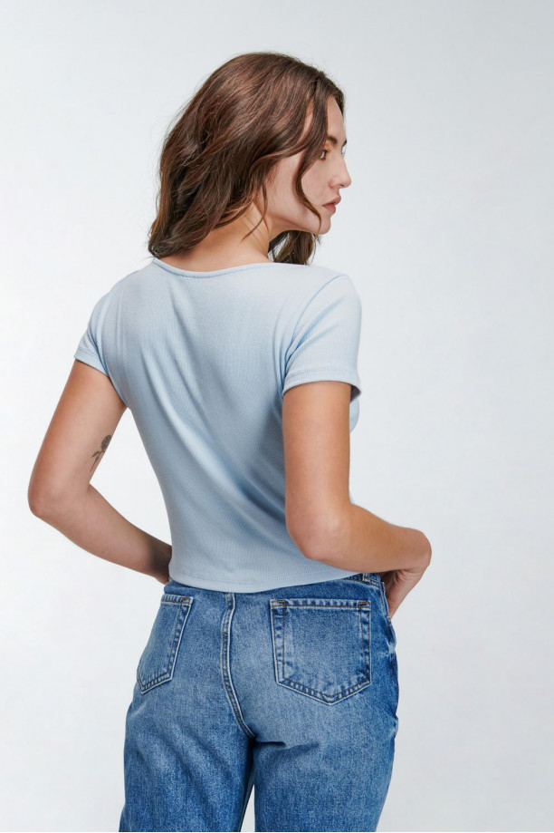 Camiseta manga corta con escote en frente