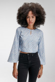 Blusa en tela fluida, con cuello redondo y abertura en ojal en frente. Fajón inferior para anudar en espalda.