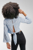 Blusa en tela fluida, con cuello redondo y abertura en ojal en frente. Fajón inferior para anudar en espalda.