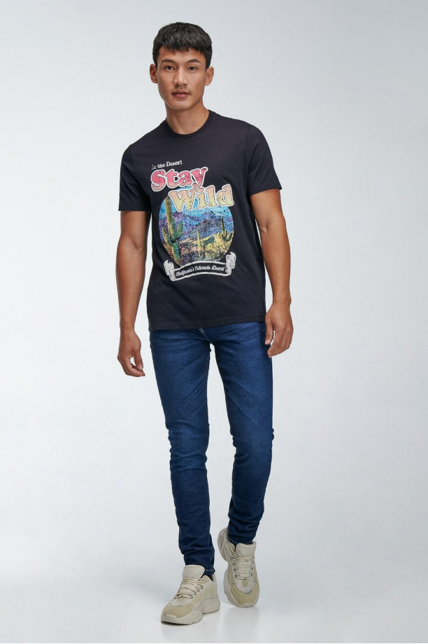 Camiseta básica manga corta estampada.