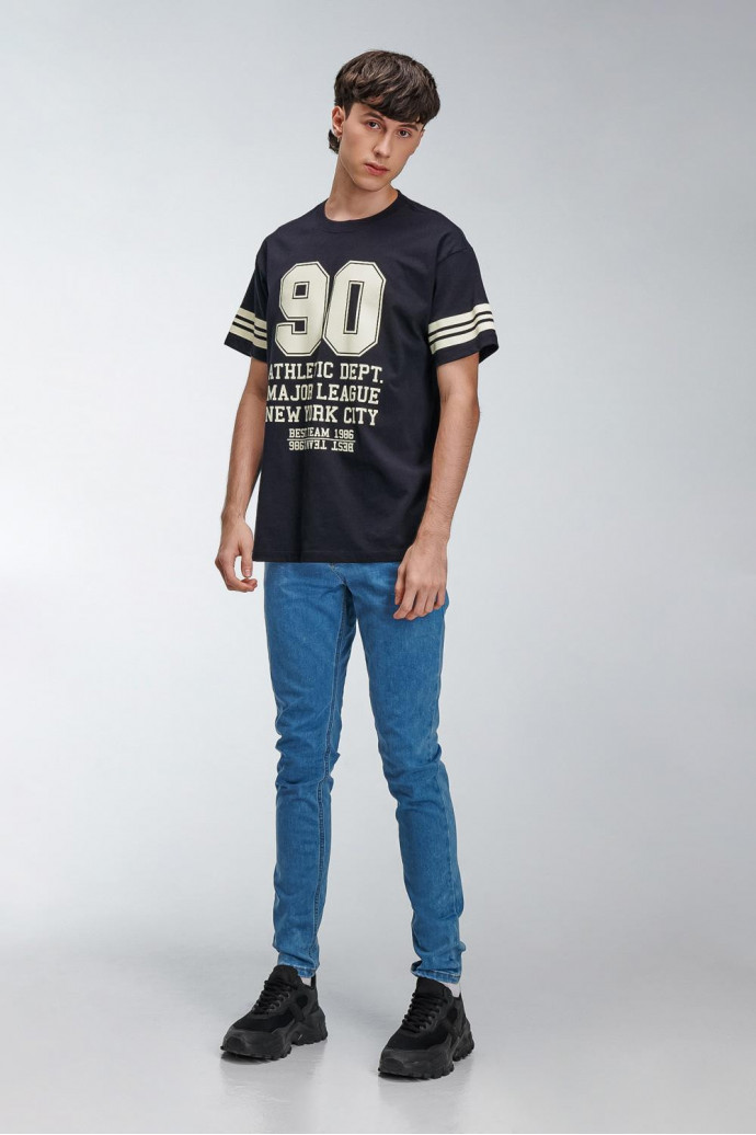 Camiseta manga corta con estampado.
