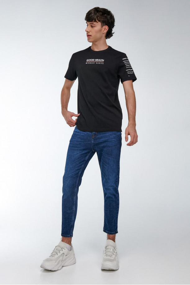 Camiseta para hombre manga corta, con estampado sobre el frente y manga izquierda.