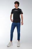 Camiseta para hombre manga corta, con estampado sobre el frente y manga izquierda.
