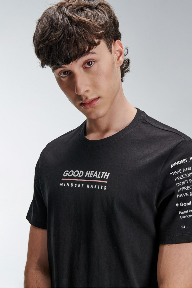 Camiseta para hombre manga corta, con estampado sobre el frente y manga izquierda.