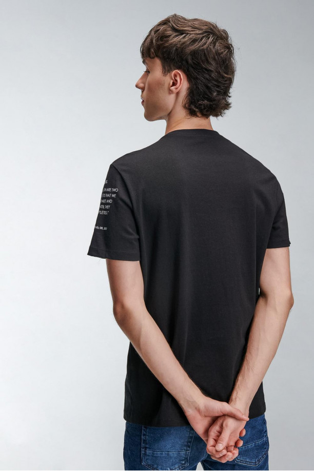 Camiseta para hombre manga corta, con estampado sobre el frente y manga izquierda.