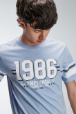 Camiseta manga corta estampada y  estampado collage sobre el frente.