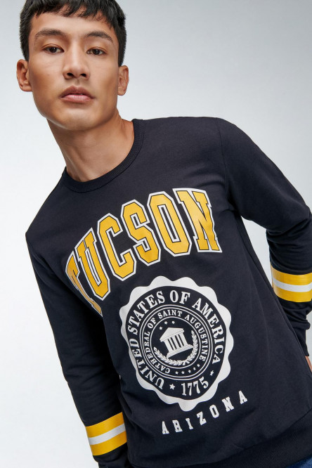 Buzo cuello redondo estampado college.