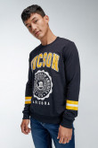 Buzo cuello redondo estampado college.