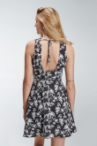Vestido con espalda descubierta y tira para anudar, con prenses en el cinturón.
