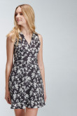 Vestido con espalda descubierta y tira para anudar, con prenses en el cinturón.
