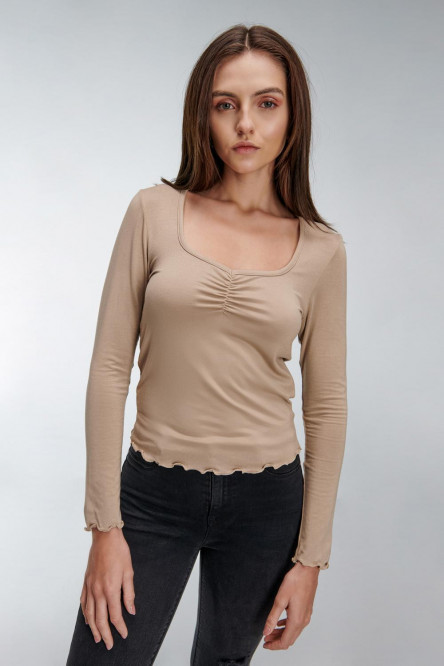 Camiseta estampada, manga larga con cuello redondo.