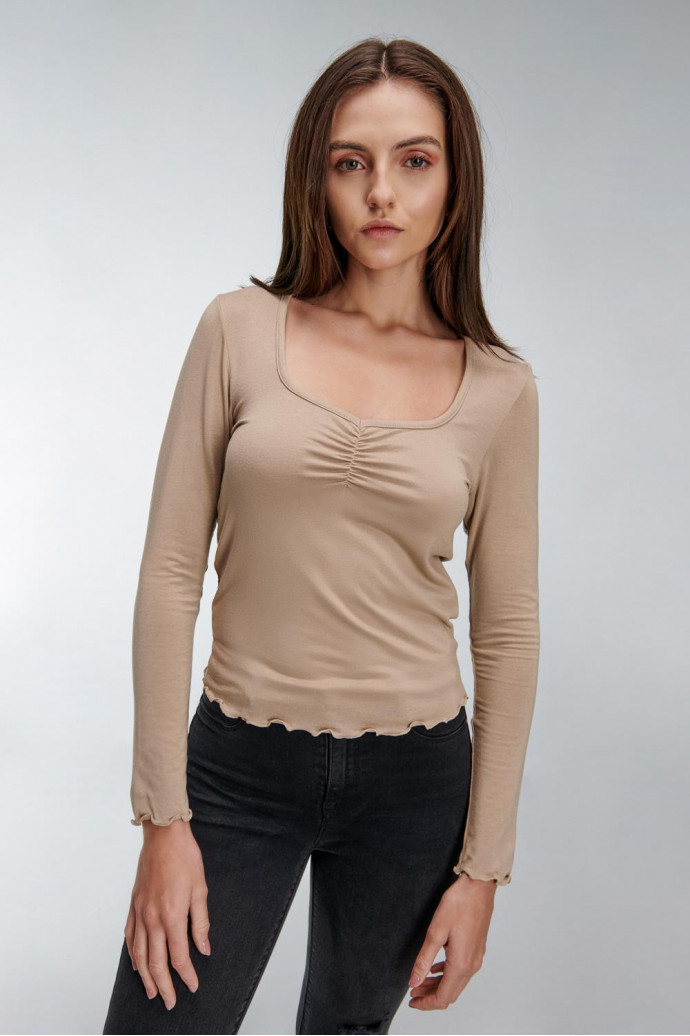 Camiseta estampada, manga larga con cuello redondo.