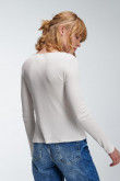 Camiseta unicolor, manga larga con cuello redondo.