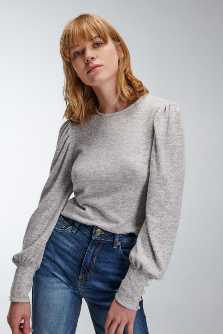 Camiseta unicolor, manga larga con cuello redondo.