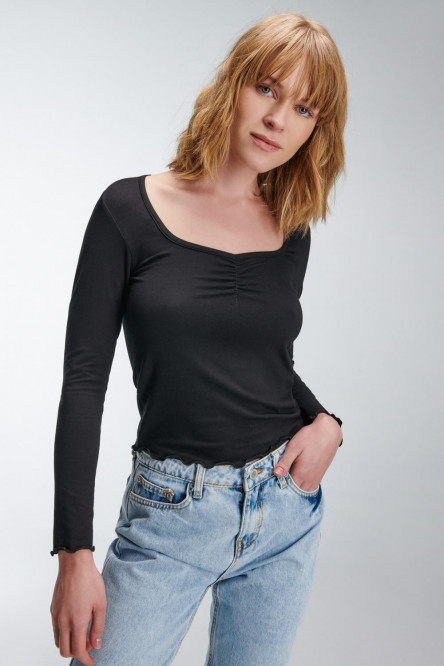 Camiseta estampada, manga larga con cuello redondo.