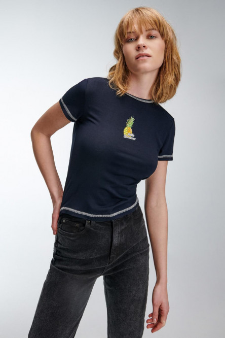 Camiseta crop top, con costuras en contraste con estampado en frente