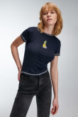 Camiseta crop top, con costuras en contraste con estampado en frente