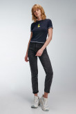 Camiseta crop top, con costuras en contraste con estampado en frente