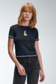 Camiseta crop top, con costuras en contraste con estampado en frente