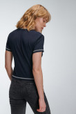 Camiseta crop top, con costuras en contraste con estampado en frente
