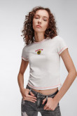 Camiseta crop top, con costuras en contraste con estampado en frente