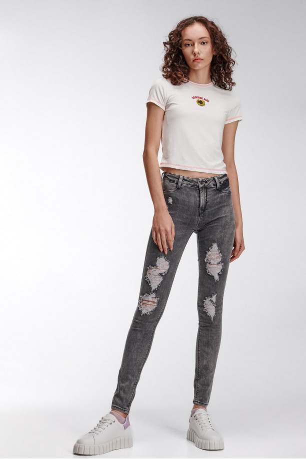Camiseta crop top, con costuras en contraste con estampado en frente