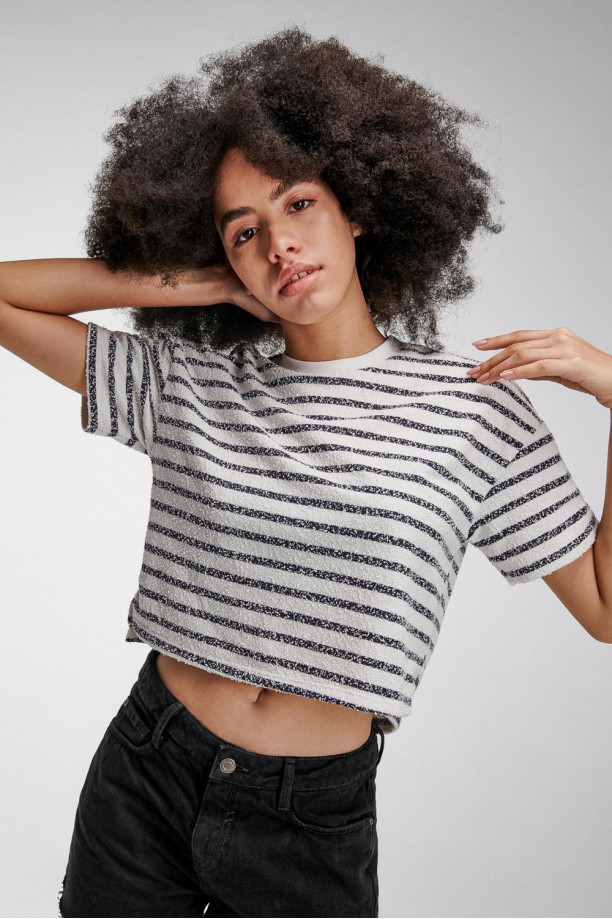 Camiseta en rayas, manga corta con cuello redondo.