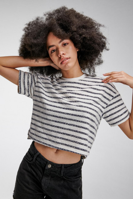 Camiseta en rayas, manga corta con cuello redondo.
