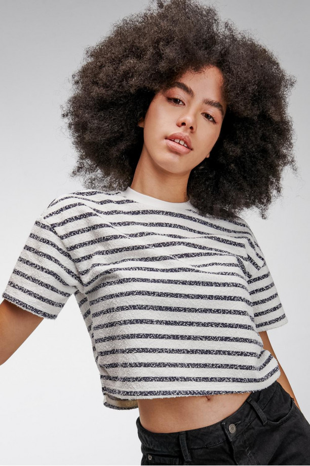 Camiseta en rayas, manga corta con cuello redondo.