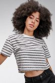 Camiseta en rayas, manga corta con cuello redondo.