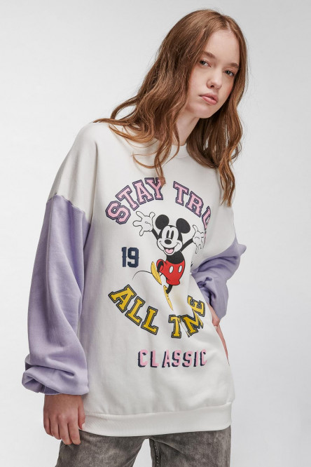 Buzo cuello redondo con mangas en contraste con estampado de  Mickey.