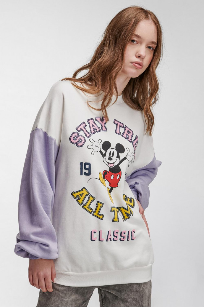 Buzo cuello redondo con mangas en contraste con estampado de  Mickey.