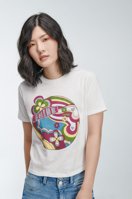 Camiseta básica manga corta estampada flores.