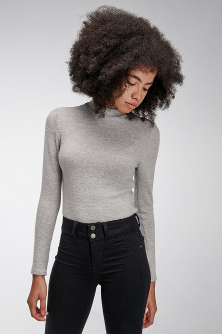 Camiseta para mujer básica, con cuello alto y manga larga, sin estampado.