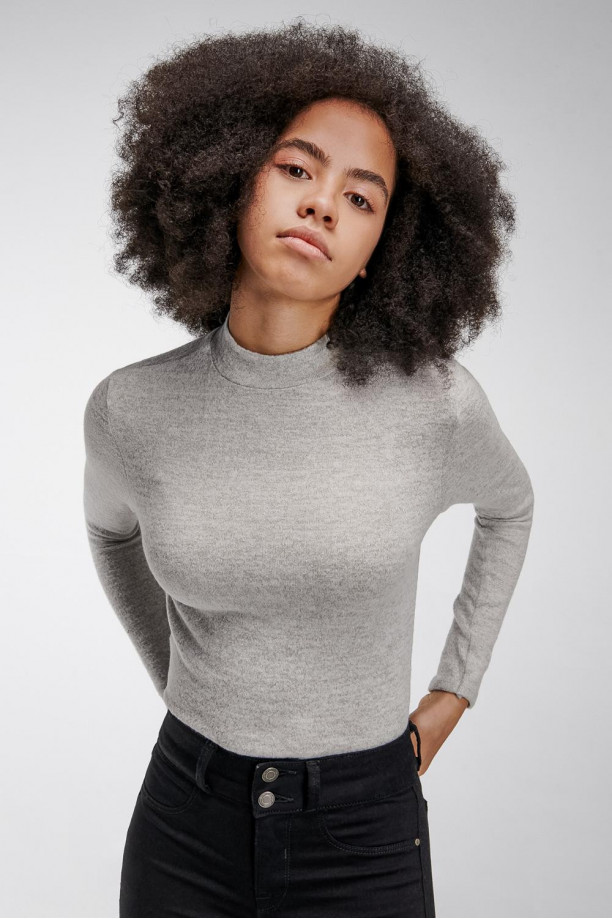 Camiseta para mujer básica, con cuello alto y manga larga, sin estampado.