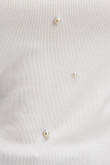 camiseta-femenina-unicolor-con-perlas-sobre-frente-y-mangas