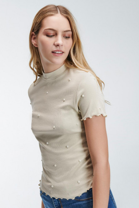 Camiseta femenina unicolor con perlas sobre frente y mangas.