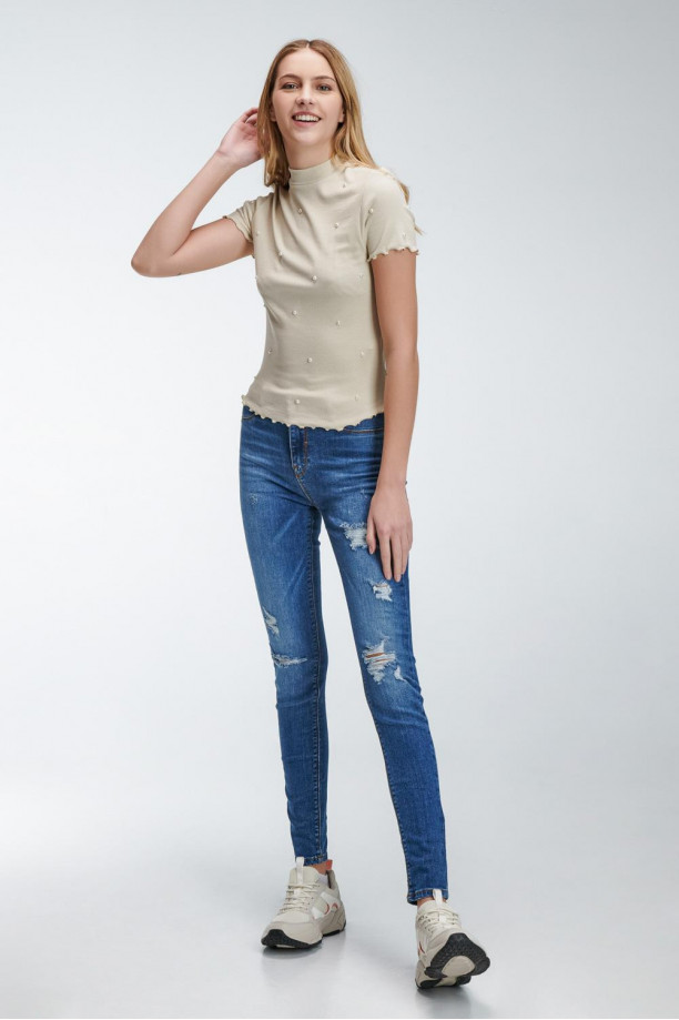 Camiseta femenina unicolor con perlas sobre frente y mangas.
