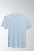 Camiseta femenina unicolor con perlas sobre frente y mangas.