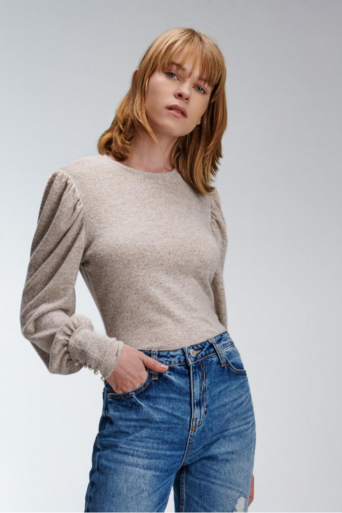 Camiseta unicolor, manga larga con cuello redondo.