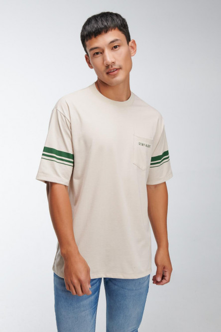 Camiseta manga corta con estampado y bolsillo de parche.