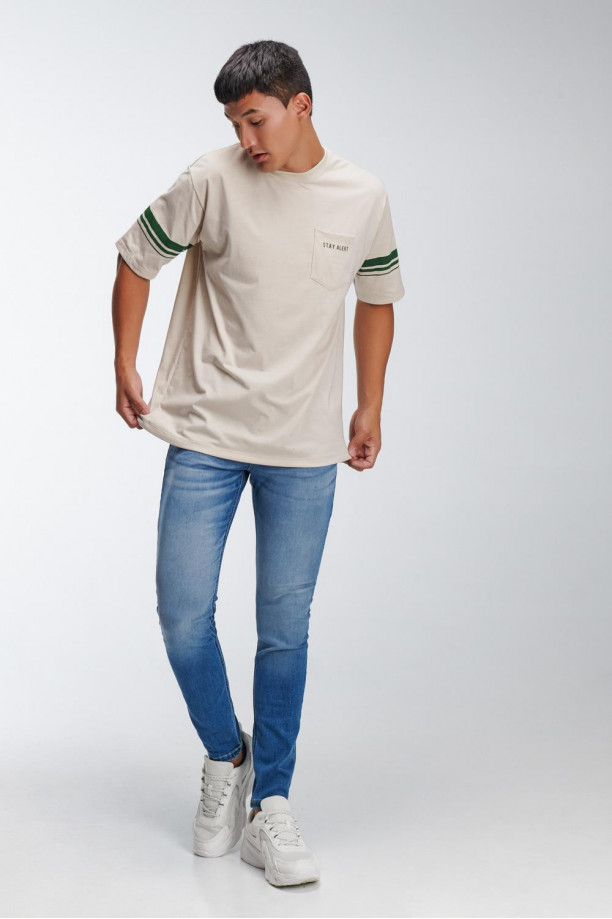 Camiseta manga corta con estampado y bolsillo de parche.
