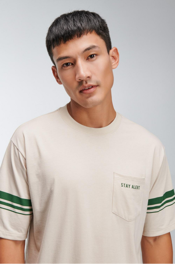 Camiseta manga corta con estampado y bolsillo de parche.