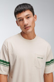 Camiseta manga corta con estampado y bolsillo de parche.