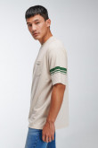 Camiseta manga corta con estampado y bolsillo de parche.