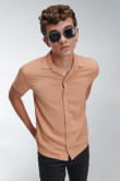 CAMISA COLOR SOLIDO CON TELA FLUIDA, MANGA CORTA, CUELLO SPORT COLLAR.