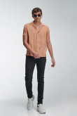 CAMISA COLOR SOLIDO CON TELA FLUIDA, MANGA CORTA, CUELLO SPORT COLLAR.
